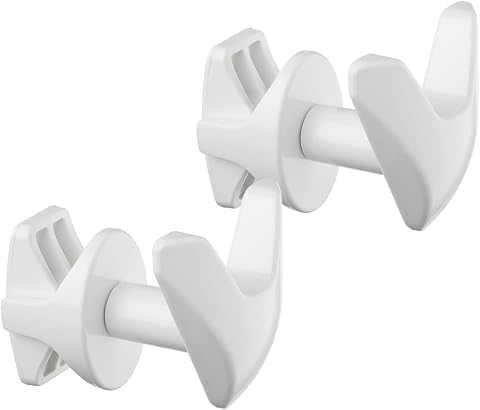 Deux porte-serviettes blancs compacts fixés sur les tubes d’un sèche-serviettes