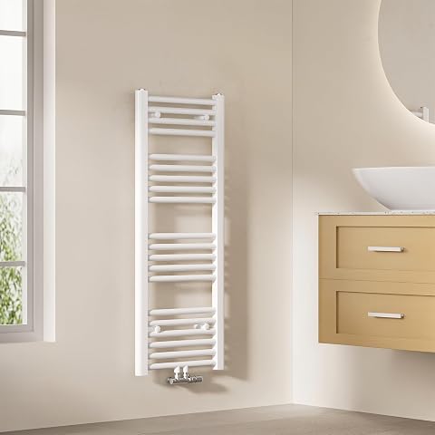 Sèche-serviettes mural blanc à eau chaude sur un mur carrelé clair dans une salle de bain contemporaine