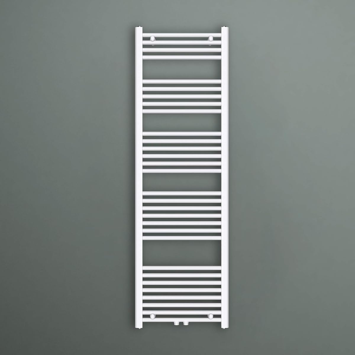 Radiateur sèche-serviettes vertical blanc fixé au mur d’une salle de bain contemporaine