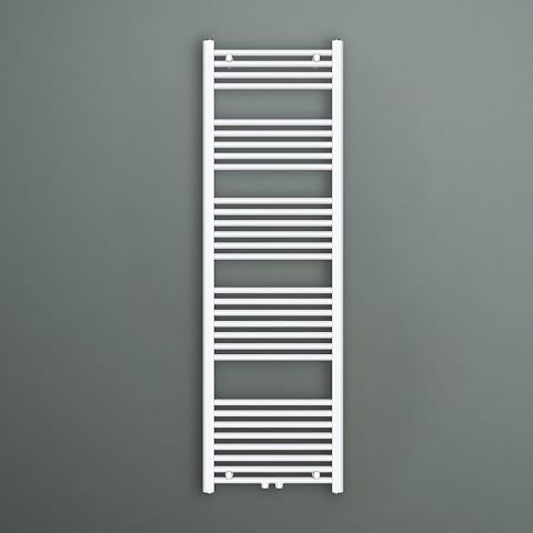 Radiateur sèche-serviettes vertical blanc fixé au mur d’une salle de bain contemporaine