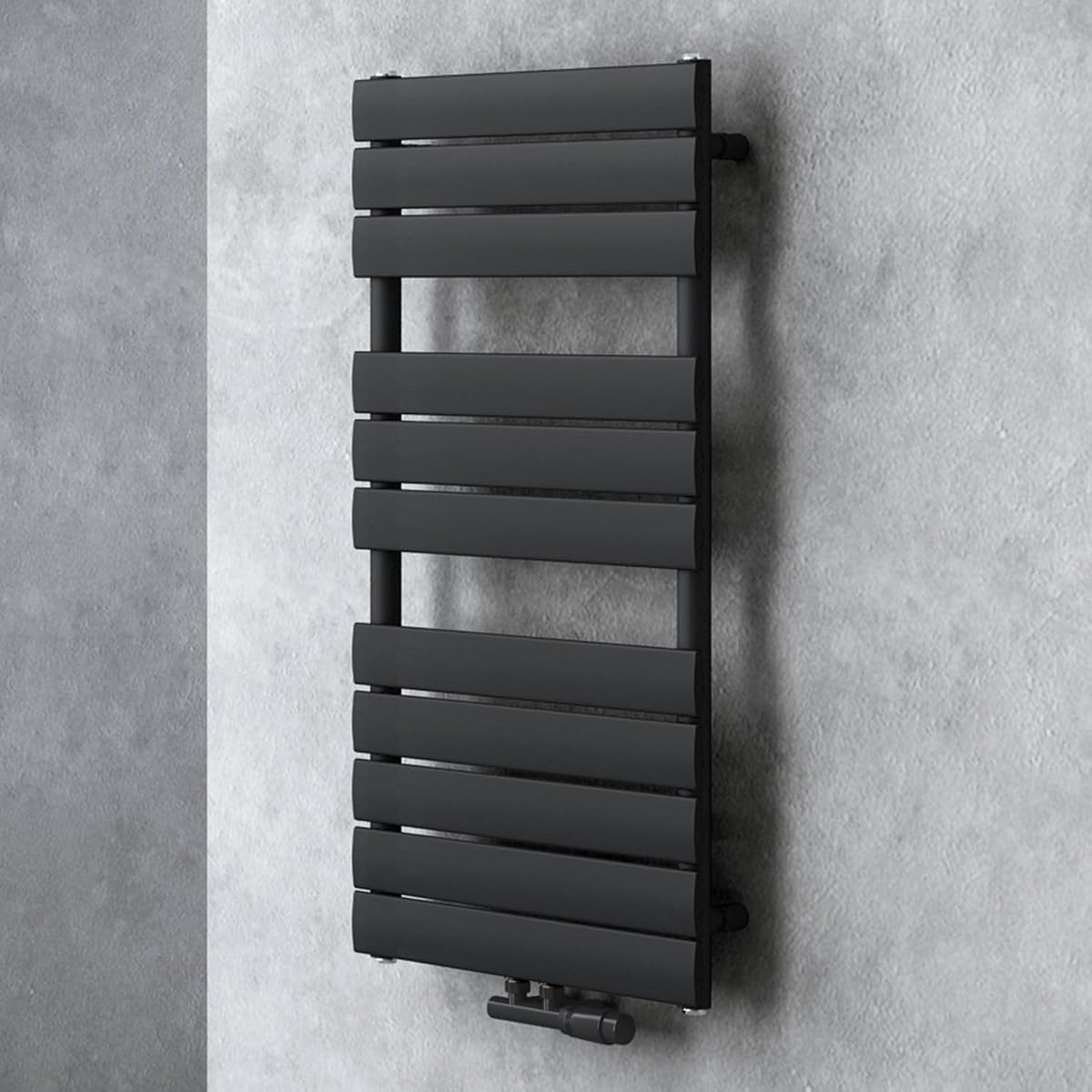 Radiateur sèche-serviettes vertical gris-noir à connexion centrale dans une salle de bain claire