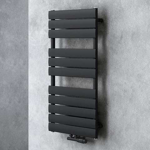 Radiateur sèche-serviettes vertical gris-noir à connexion centrale dans une salle de bain claire