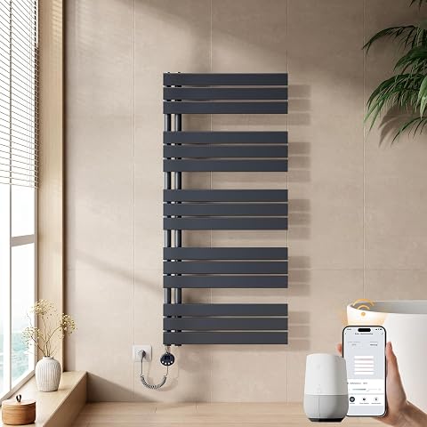 Sèche-serviettes électrique anthracite à tubes plats installé dans une salle de bain contemporaine