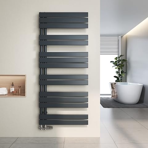 Sèche-serviettes vertical anthracite Heilmetz installé sur un mur carrelé clair de salle de bain