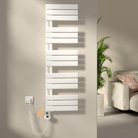 Sèche-serviettes électrique mural blanc installé sur un mur carrelé dans une salle de bain lumineuse.