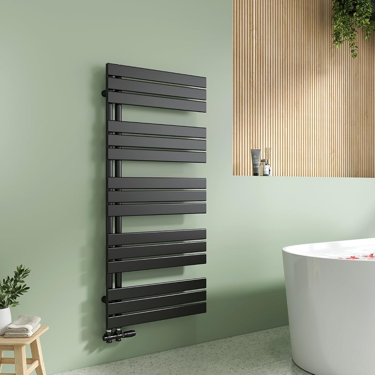 Sèche-serviettes mural noir à eau chaude installé sur un mur carrelé clair dans une salle de bain contemporaine