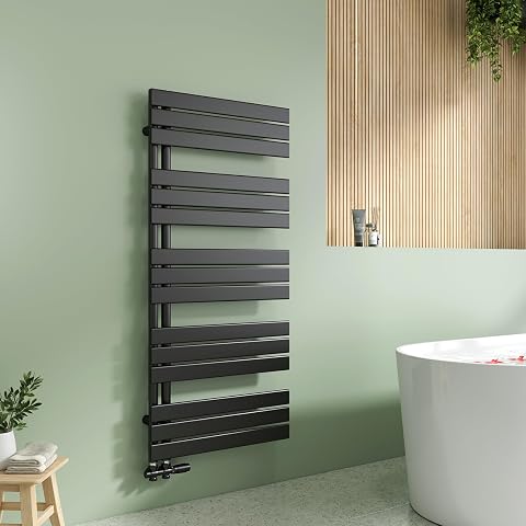 Sèche-serviettes mural noir à eau chaude installé sur un mur carrelé clair dans une salle de bain contemporaine